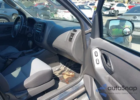 2005 Ford Escape Xls z USA, uszkodzony, nr VIN 1FMYU02Z55KA35384